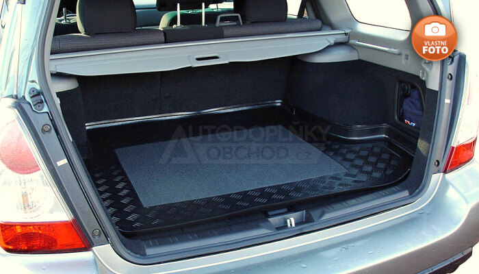 Vana do kufru přesně pasuje do zavazadlového prostoru modelu auta Subaru Forester 2004-